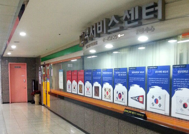지하철 고객서비스센터에서는 시민에게 마스크를 무료료 배부한다