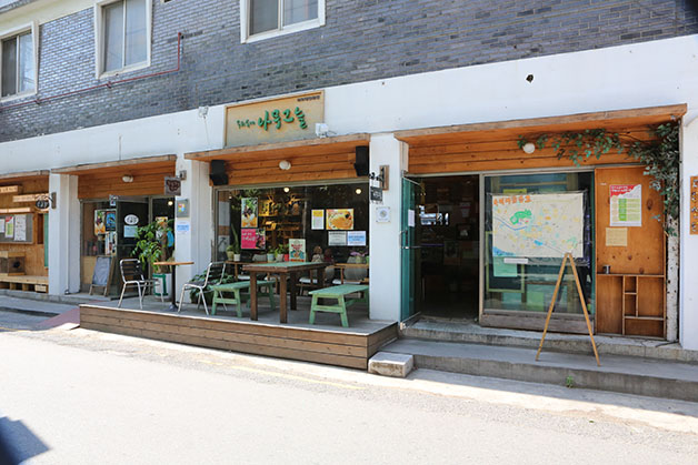 마포아트센터 뒷골목에는 주민들이 직접 운영하는 나무그늘 카페가 위치해 있다