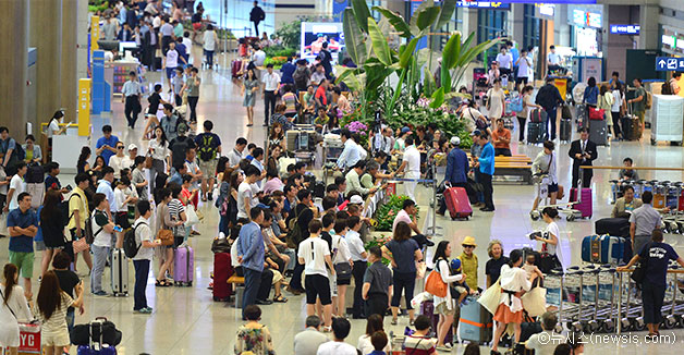 메르스(MERS·중동호흡기증후군) 사태가 진정된 7월 말, 인천국제공항이 외국인 관광객과 시민들로 붐비고 있다.ⓒ뉴시스
