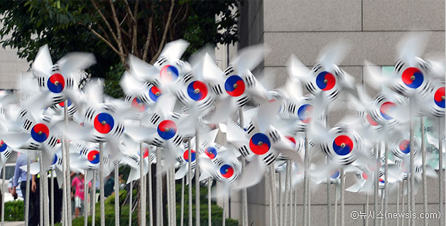 종로구 대한민국역사박물관 앞에 설치된 바람개비 모형 태극기  ⓒ뉴시스
