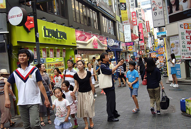 쇼핑의 거리 명동에는 관광객과 시민들이 늘 붐빈다