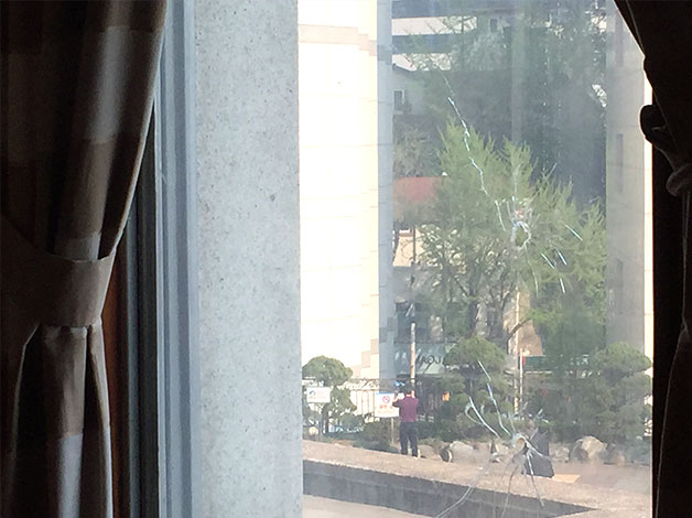 총탄 자국이 재현된 경교장 2층 집무실 창문