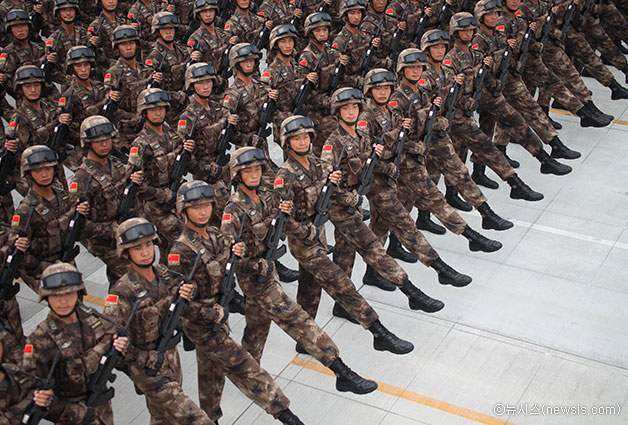지난 8월 23일 열병식에 참여할 중국 군인들이 훈련을 하고 있는 모습ⓒ뉴시스