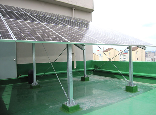 동작구 신대방동 현대아파트 옥상에 설치된 102.6kW 용량의 태양광발전소