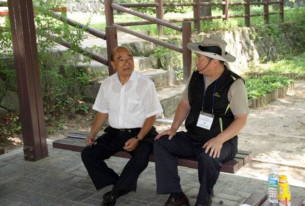 연장자 단원 이재복 어르신과, 삼청동 문화유산발굴단원 팀장 강연복 씨가 이야기를 나누고 있다