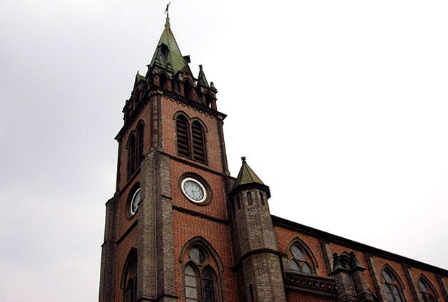 명동의 랜드마크로 자리잡은 옛 고딕 양식의 명동성당