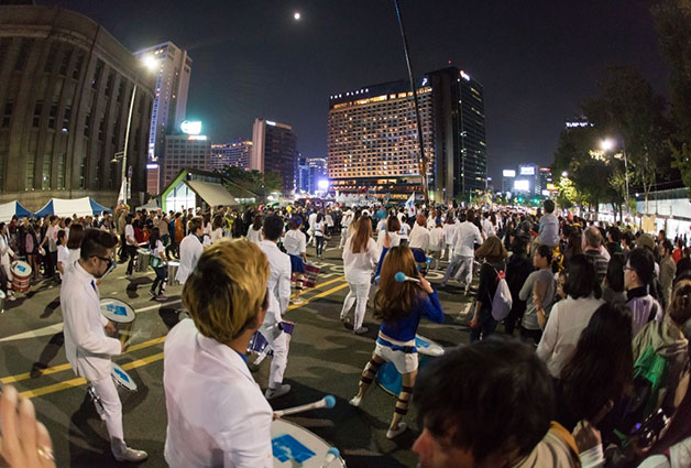 세종대로에서 서울광장까지 이어지는 퍼레이드 행렬 `끝.장.대.로`