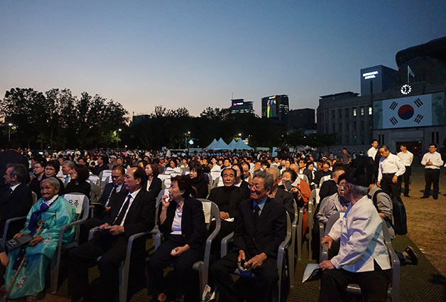 지난 19일 서울광장에서 열린 `70년만의 귀향` 추모식