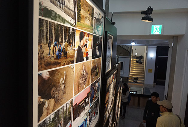 강제노동 희생자의 유골 발굴 과정들이 사진으로 전시되고 있다