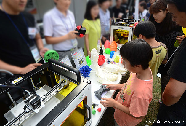 2014년에 열린 제3회 서울앱페스티벌에서 3D프린터를 체험하고 있는 시민들 ⓒ뉴시스