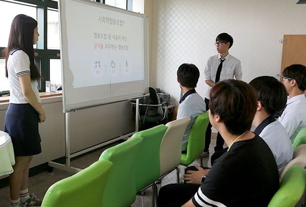 나도선생님 프로그램에서 강의를 하고 있는 우예빈(여)과 한석현(남)학생