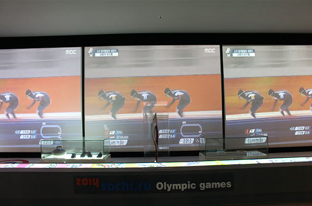 소치 올림픽 빙상경기 하이라이트 장면이 상영되고 있다