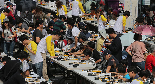 지난 20일, 한국기원 소속 프로기사 100인이 각계각층의 참가자 1,000명과 다면 거리대국을 펼쳤다 ⓒ연합뉴스