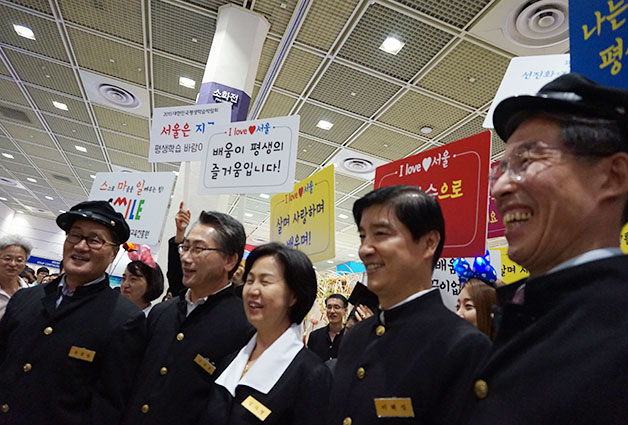 교복을 입고 퍼레이드에 참여한 서울시 자치구 구청장들