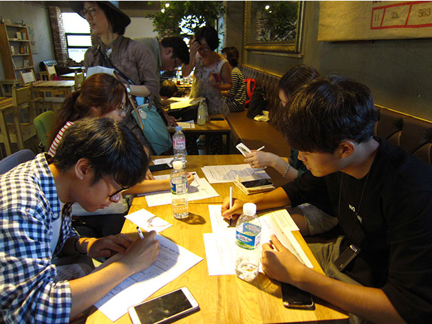 이날 마을여행에 참가한 대학생들이 카페에 앉아있다