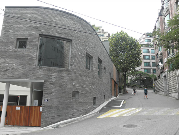 지난 7월, 서울 효창동 주택가 골목에 들어선 `예술의 기쁨` 전시관