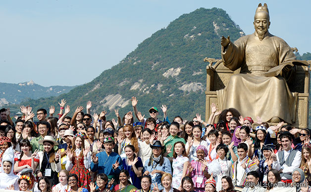 8일 오후 서울 광화문 세종대왕 동상 앞 무대에서 외국인(세종학당)들이 한글날 축하 번개모임을 하고 있다ⓒ뉴시스