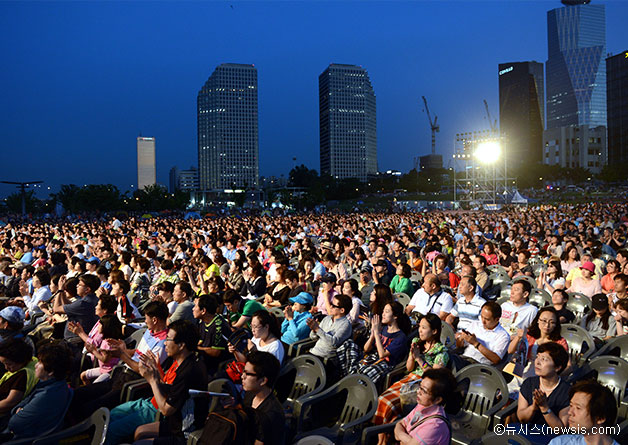 시민들이 서울시향의 연주를 들을며 박수를 치고 있다(한강 여의도 공원)ⓒ뉴시스