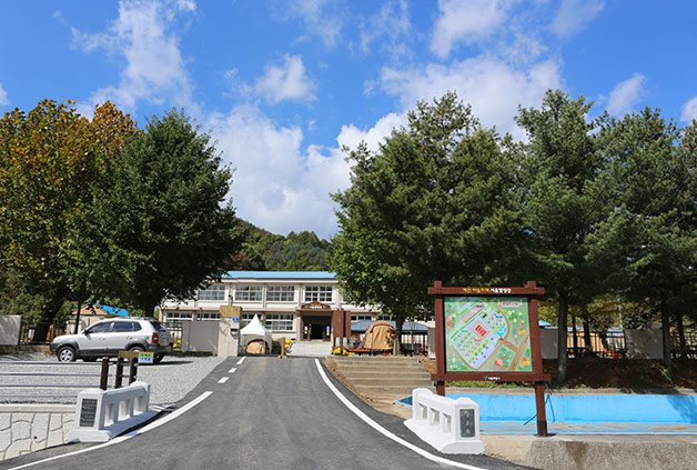 하늘뜨레 서울캠핑장. 입구 왼편에는 주차장이 오른편엔 수영장이 조성되어 있다