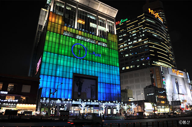 동대문 일대는 패션 도·소매상권이 모여 있는 서울 패션산업의 중심지이다 ⓒ봄산