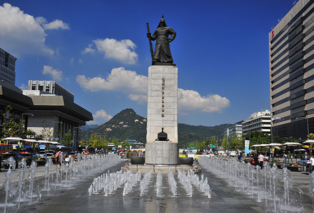 광화문 이순신동상을 만든 김세중 조각가는 김남조 시인의 남편이기도 하다