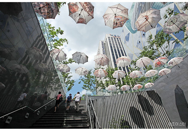 개관 당시 시민청 출입구에 `시민들의 우산이 되겠다는`는 의미로 우산을 활용한 공공미술작품을 설치했었다. ⓒ조이스터