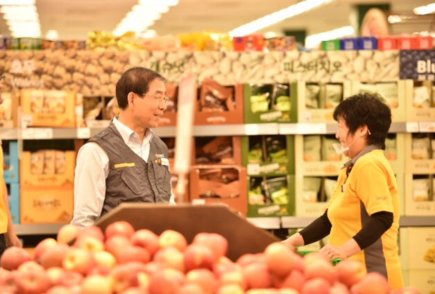 박원순 서울시장은 성수동에 위치한 대형마트에서 사과 진열대 정리 및 판매 체험을 가졌다