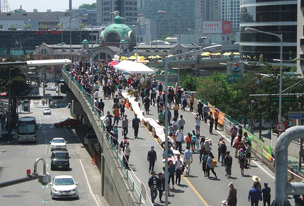 시민들이 서울역 고가 위를 산책하고 있다