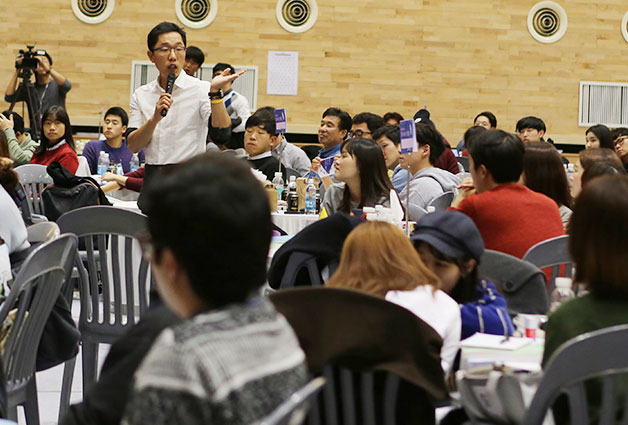 방송인 김제동 씨의 사회로 진행된 일자리 토크쇼에 대학생들이 참여하고 있다