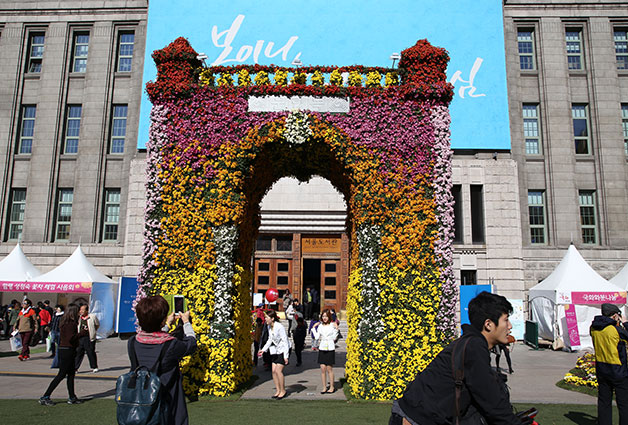 서울도서관 앞에 설치된 국화꽃 독립문 모형