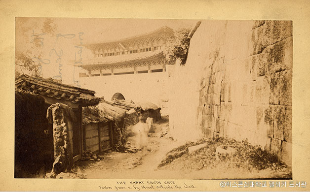 조지 클레이턴 포크가 1884년부터 1885년까지 촬영한 숭례문 (위스콘신대학교 밀워키 도서관)