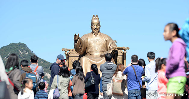 지난 10월 9일 한글날, 광화문 세종대왕 동상 앞에 몰려든 시민들 ⓒ뉴시스