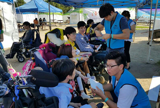 난지캠핑장에서 장애인들에게 서울 브랜드에 대한 의견을 받고 있다