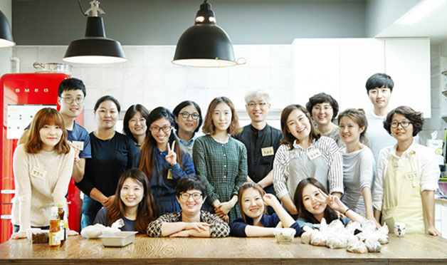 지난 9월 19일 서울 불광동 소풍 셰어하우스에서 열린 `주말엔 반찬을 함께 만들자` 모임 참가자들