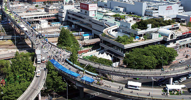 서울역 고가도로 위를 거닐고 있는 시민들