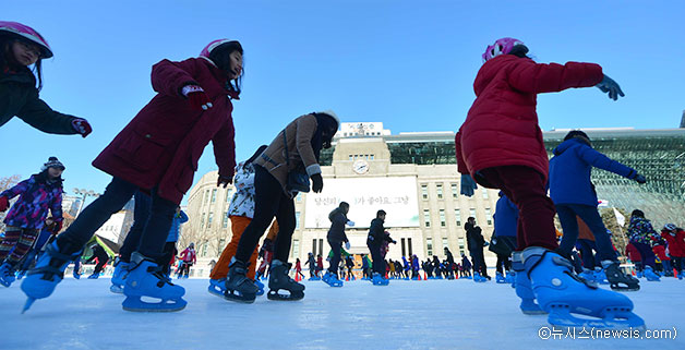 올해 초 서울광장에 마련된 스케이트장을 찾은 시민들이 즐거운 시간을 보내고 있다ⓒ뉴시스