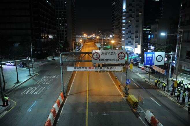 13일 0시 차량 통행이 통제된 서울역 고가도로
