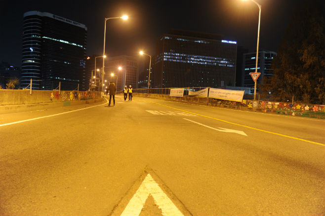 13일 0시 차량 통행이 통제된 서울역 고가도로 위