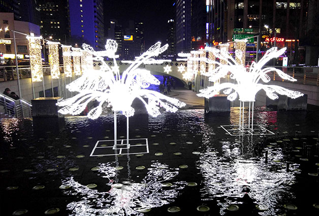 제1회 크리스마스 축제가 12월 12일부터 1월 10일까지 청계천~장통교 구간에서 진행된다.