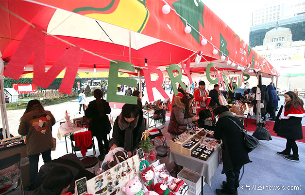 12월 21일~24일, 서울광장에서 서울 크리스마스 마켓이 열리고 있다 ⓒ뉴시스