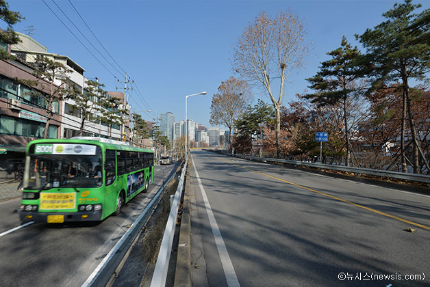 텅 빈 서울역 고가도로 옆으로 신설된 8001번 버스가 지나가고 있다ⓒ뉴시스