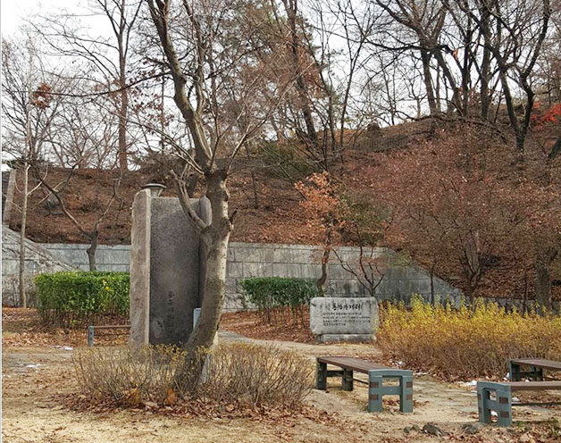 일본 공사 하야시 곤스케(林權助)의 동상에 사용됐던 판석으로 만든 `거꾸로 세운 동상`