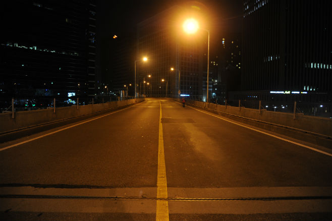 13일 0시 차량 통행이 통제된 서울역 고가도로 위