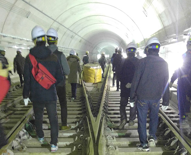 선로를 따라 터널 쪽으로 가는 시민들