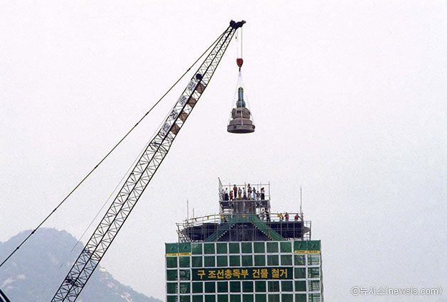 광복 50주년 기념 경축식에서 조선총독부 건물 첨탑 철거 모습(1995년) ⓒ뉴시스