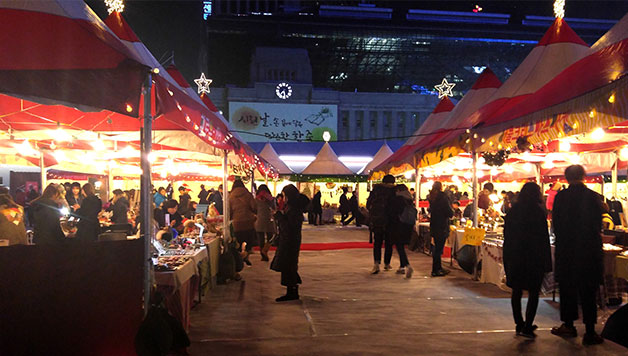 지난 21일부터 열리고 있는 서울시청 앞 크리스마스 마켓