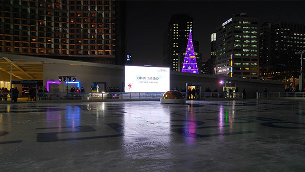 개막식을 앞둔 서울광장 스케이트장으로 사람들이 모여들고 있다
