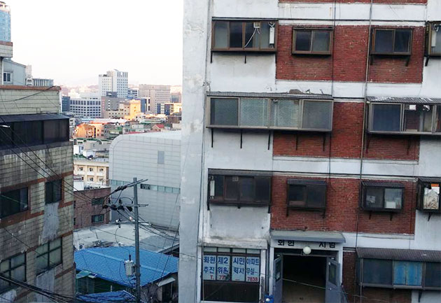 회현시민아파트는 도심지의 가장 높은 곳에 자리잡고 있다. 서울시의 심장이 눈앞에 보인다.