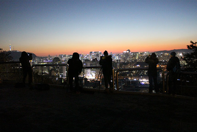시민들이 낙산공원에서 서울 야경을 찍고 있다