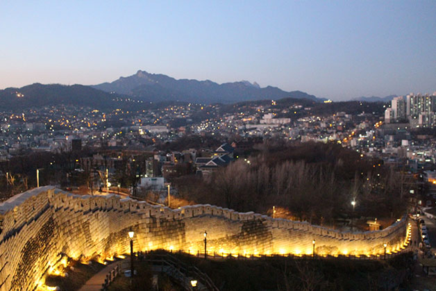 성벽선의 점등모습과 서울시내에 들어온 불빛들 모습